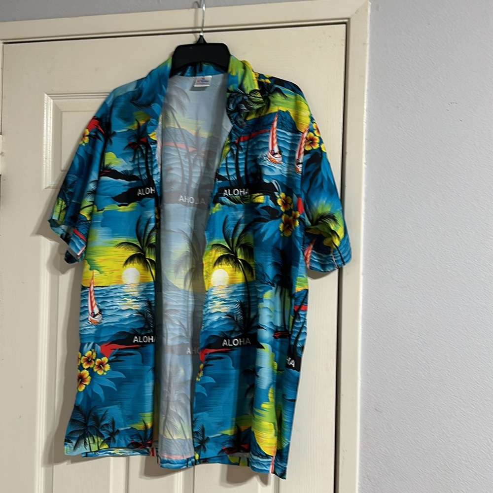 Men’s Hawaiian shirt, short sleeve, button-down size large